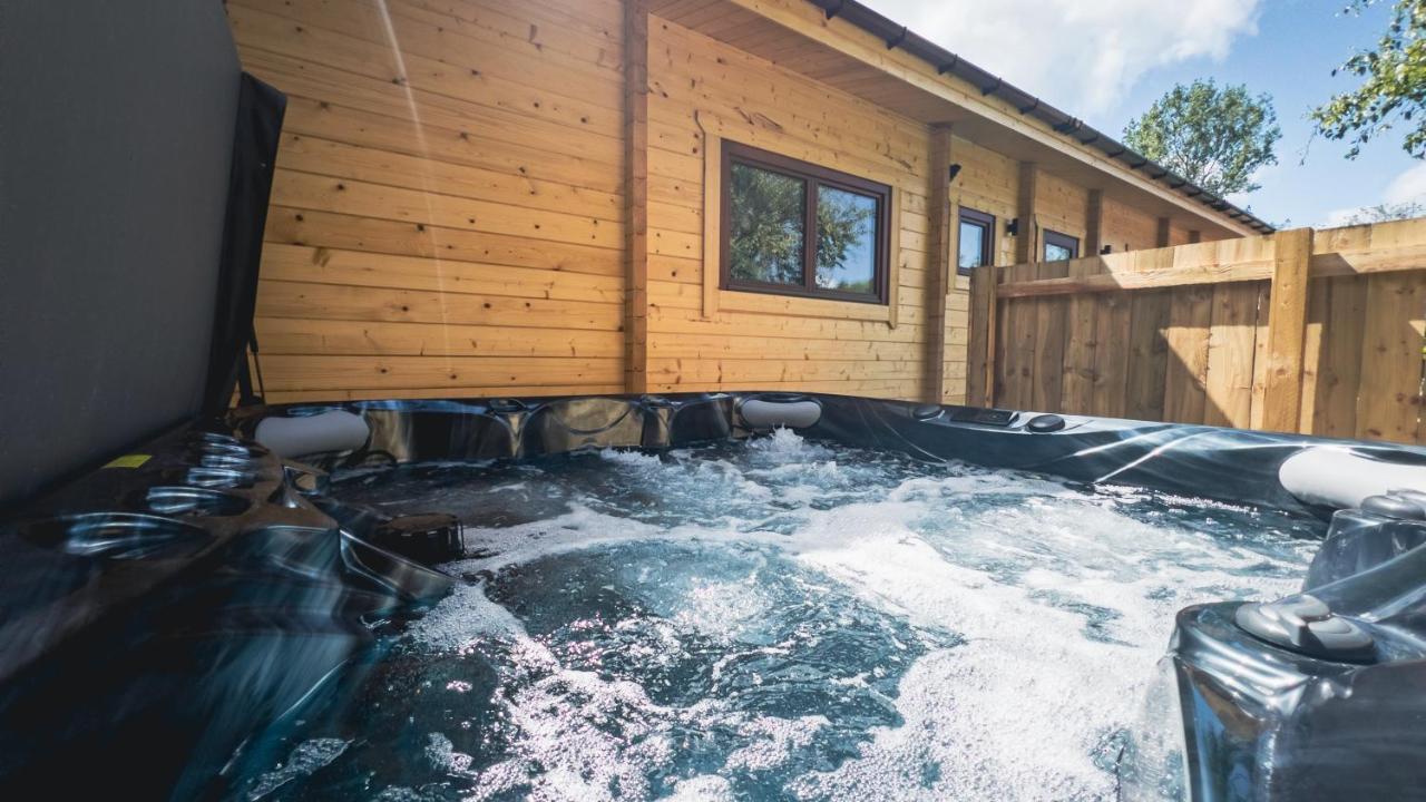 Sundance Lodge, Fantastic New Cabin With Hot Tub - Sleeps 6 - Largest In Felmoor Park Morpeth Exterior photo