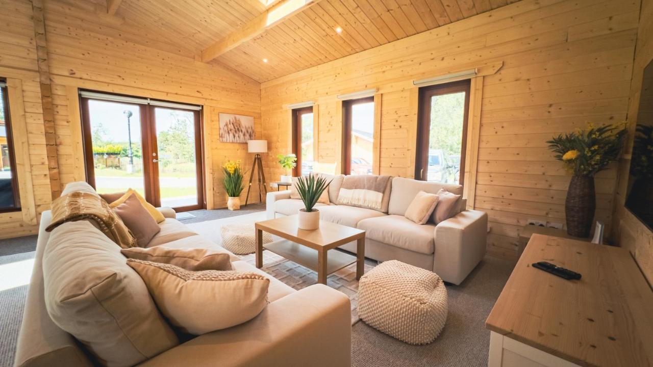 Sundance Lodge, Fantastic New Cabin With Hot Tub - Sleeps 6 - Largest In Felmoor Park Morpeth Exterior photo